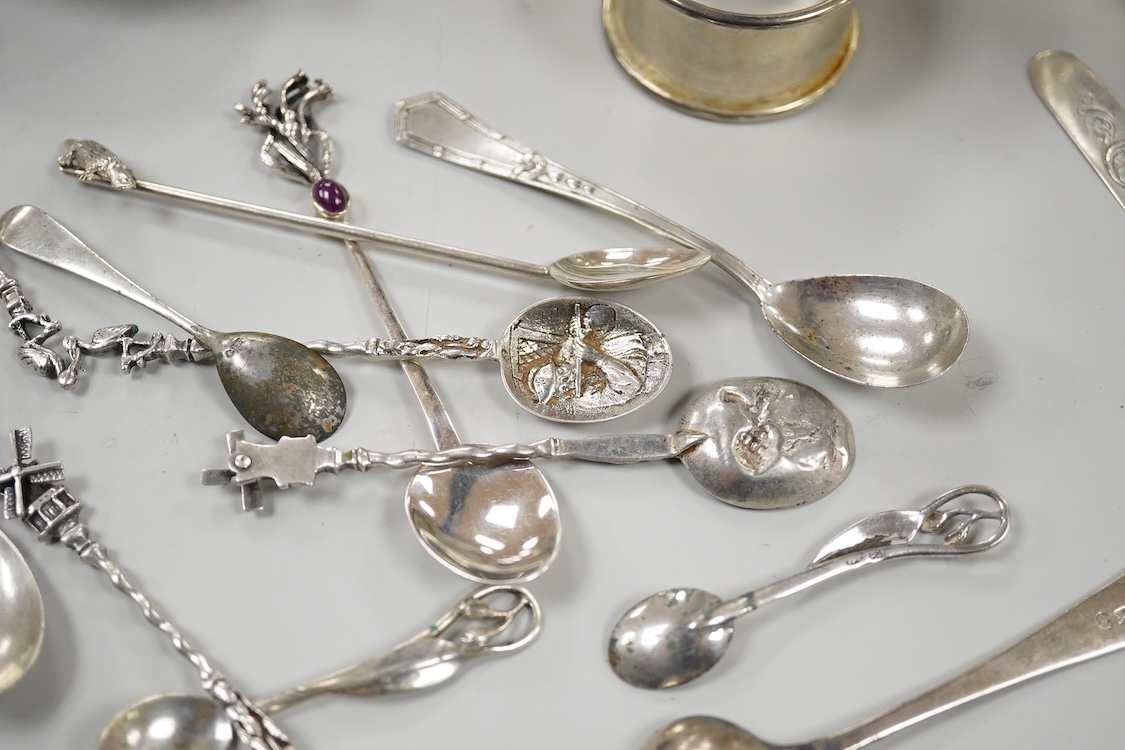 A collection of small silver including a small Edwardian sugar bowl, William Devenport, Birmingham, 1907, diameter 92mm(a.f.), a small shallow dish, a mounted glass bowl, a small quantity of silver and other white metal